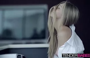 XXX لعنتی سایت فیلم سکسی انلاین یک زن جوان با موهای قرمز, کون
